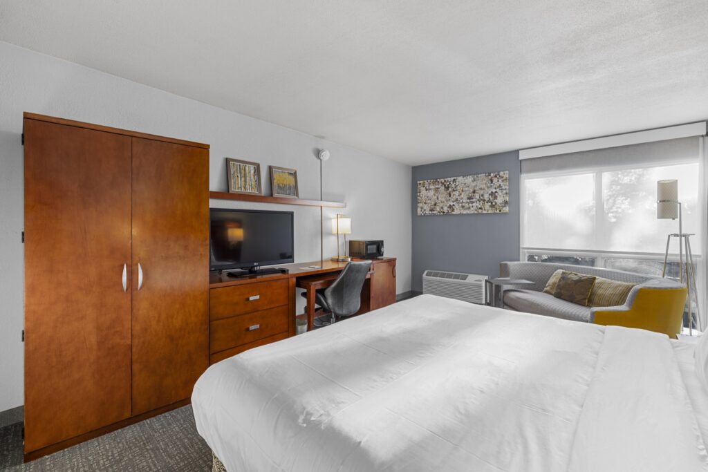 King guest room with seating area at Riverside Hotel, Casper WY