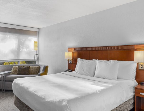 Queen guest room at Riverside Hotel, Casper Wyoming